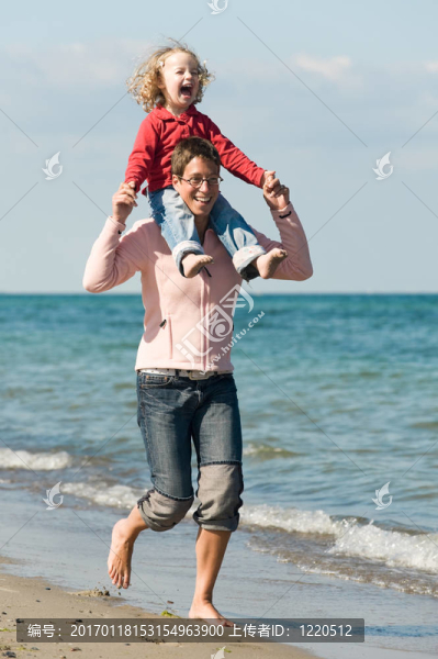 海灘上的家庭