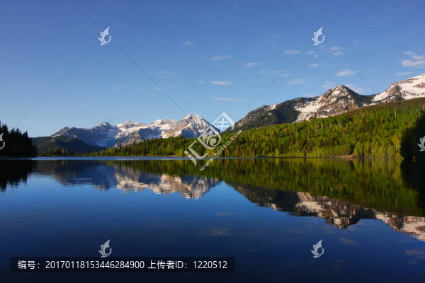 山上的湖