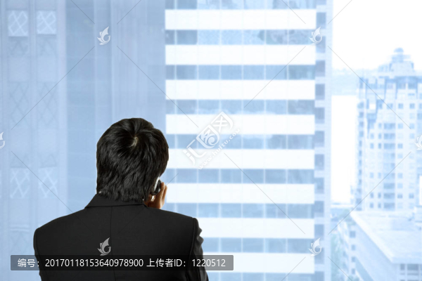 手機(jī)上的商人