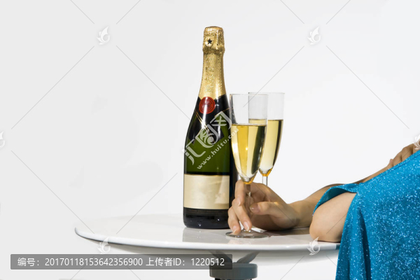 香檳和女孩的手