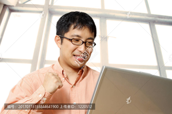 快樂的亞洲商人