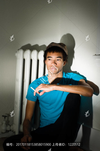 非洲裔美國人在角落里吸煙