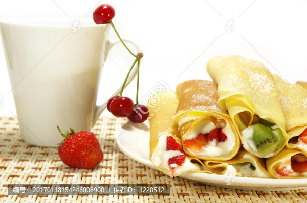 煎餅裝滿；漿果和杯子