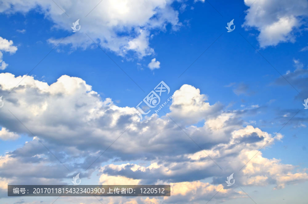 藍(lán)色的天空和白云