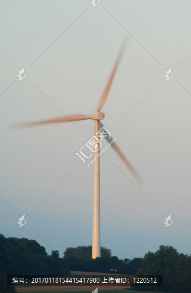 在夕陽下風(fēng)力機