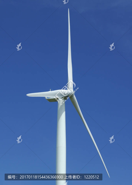 靠近一個風力發(fā)電機