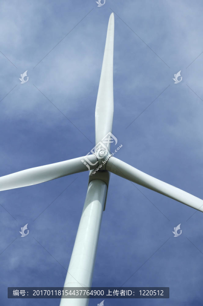 靠近一個(gè)風(fēng)力發(fā)電機(jī)