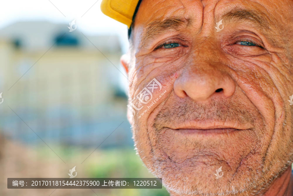有黃色帽子的老滿臉皺紋的男人
