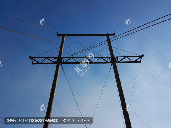 藍天背景的開字形電桿