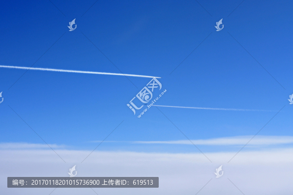 高空飛行的飛機