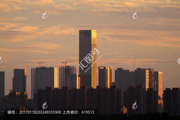 夕陽下的城市高樓
