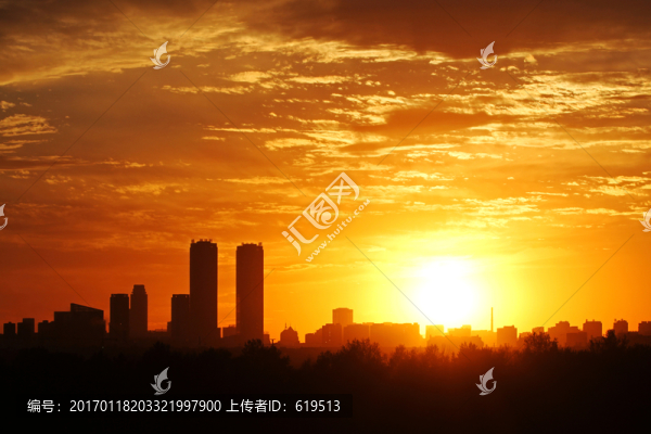 夕陽(yáng)下的城市高樓