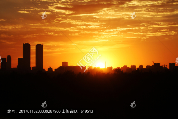 夕陽下的城市高樓