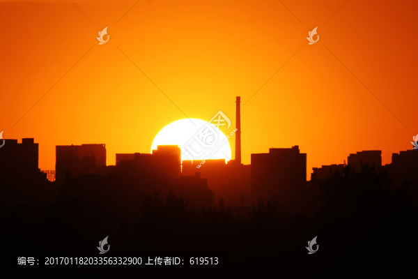 夕陽下的城市高樓