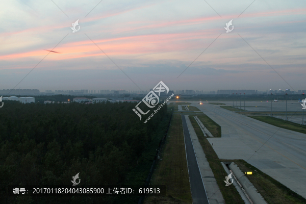秋日傍晚的沈陽(yáng)機(jī)場(chǎng)