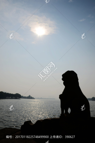湖邊的石獅子