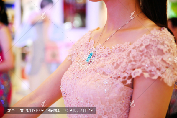 戴掛墜的女人
