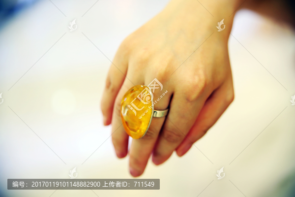 戴寶石戒指的女人手部
