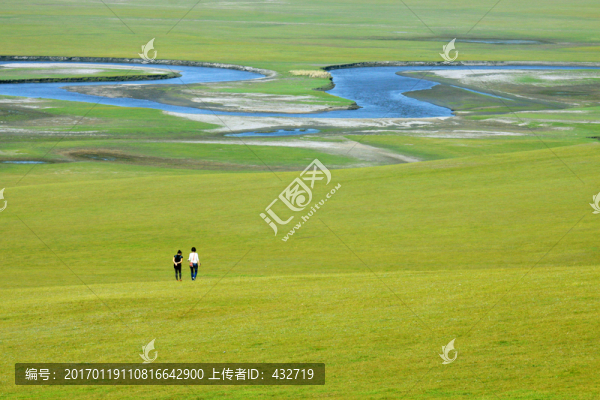 夏季草原與河流