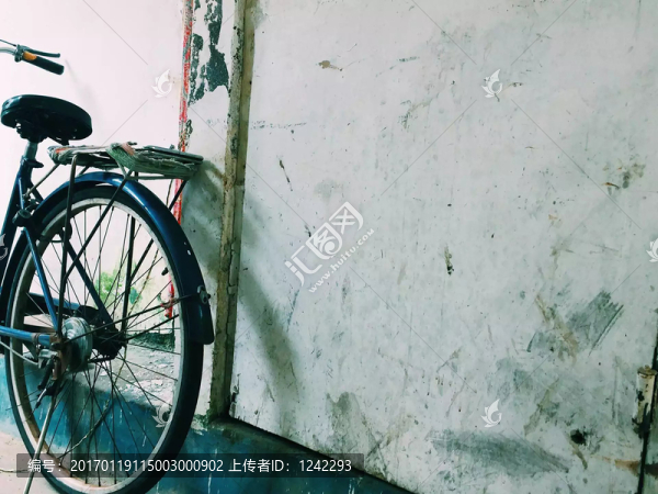 巷子里的舊自行車