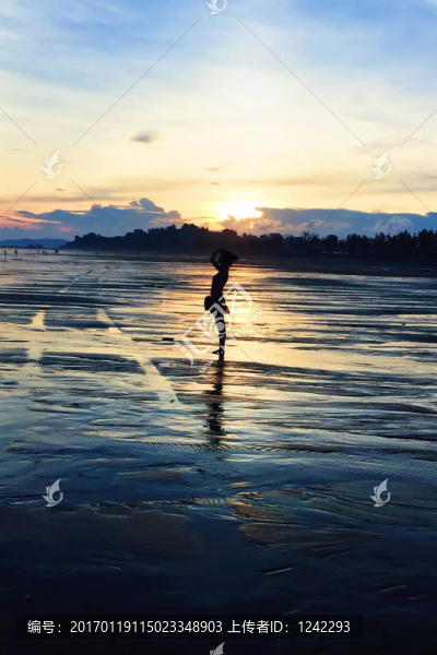 夕陽下海邊的身影
