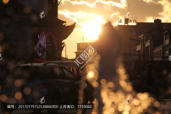 太陽(yáng)光夕陽(yáng)下的噴泉水珠天空背景