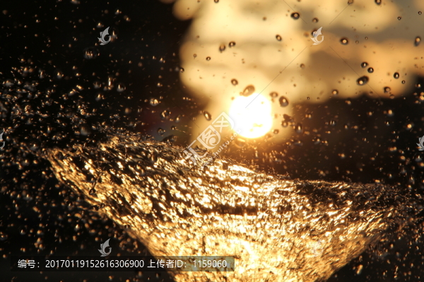 太陽光夕陽下的噴泉水珠背景