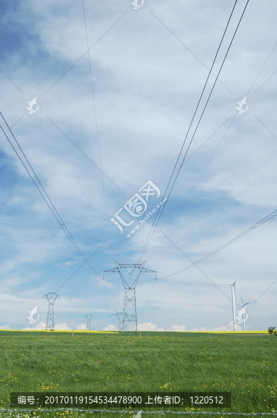 電塔附近的風(fēng)力發(fā)電機(jī)
