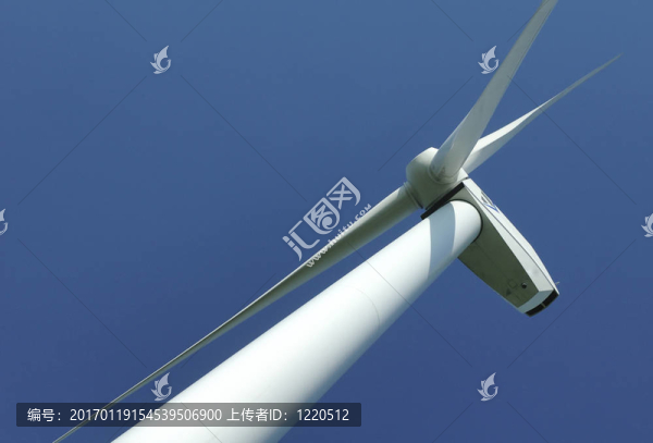 靠近一個(gè)風(fēng)力發(fā)電機(jī)