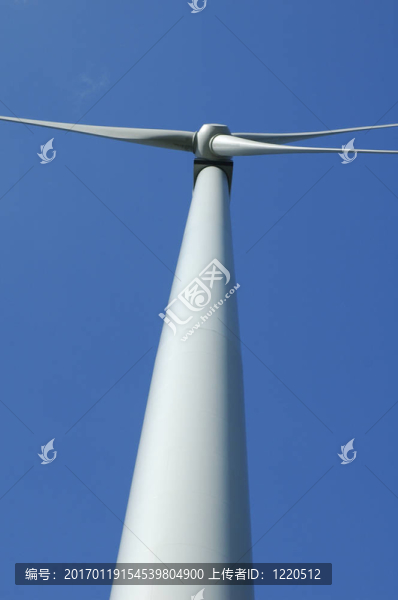 靠近一個風力發(fā)電機