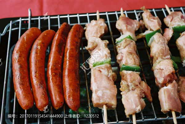 在燒烤的燒烤香腸和烤羊肉串