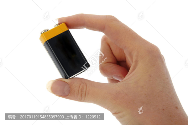 電池9V（PP3）在手指