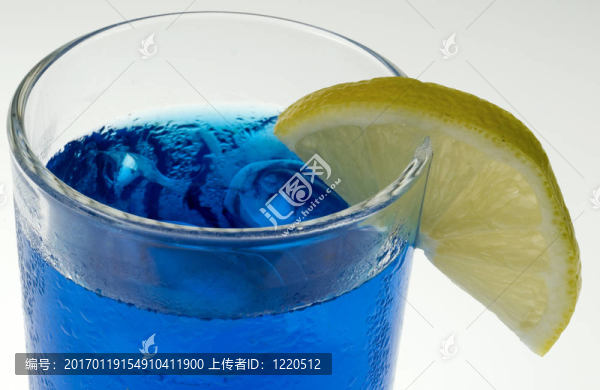 藍(lán)色的冰雞尾酒檸檬