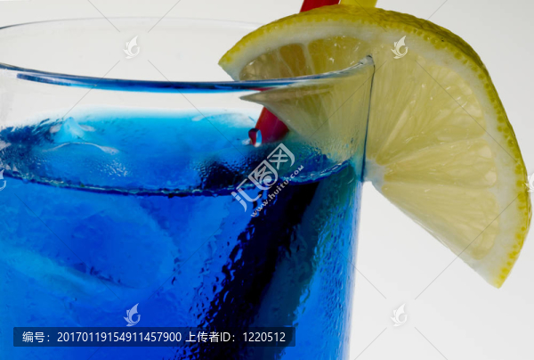 藍(lán)色的冰雞尾酒吸管