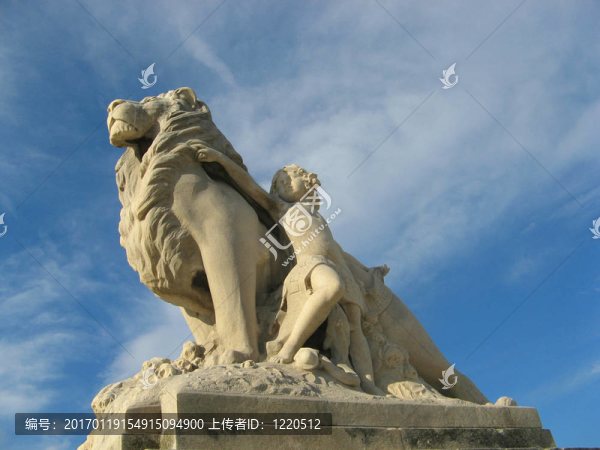 獅子和兒童雕像
