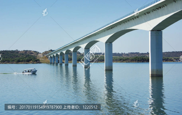 在阿爾克瓦湖橋。