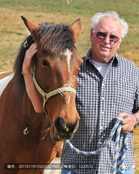 一個(gè)男人與His,Horse的肖像-匯圖網(wǎng) www.fosd68.com 一個(gè)男人與His,Horse的肖像