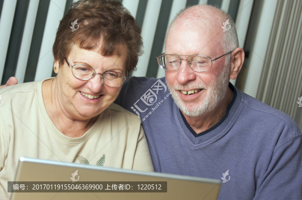 筆記本電腦上的老年人