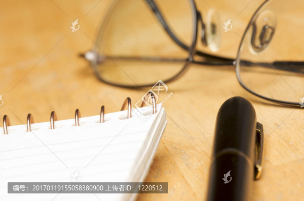 筆；墊和眼鏡摘要