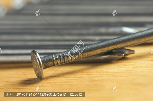 木材上的釘巨