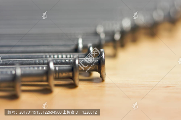 木材上的釘巨