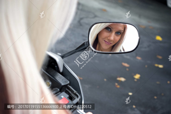 金發(fā)碧眼的騎自行車的女孩