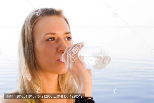 女孩的飲用水