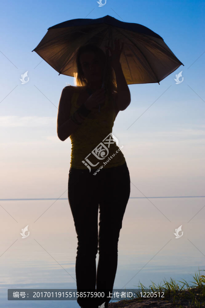 打著雨傘的女人