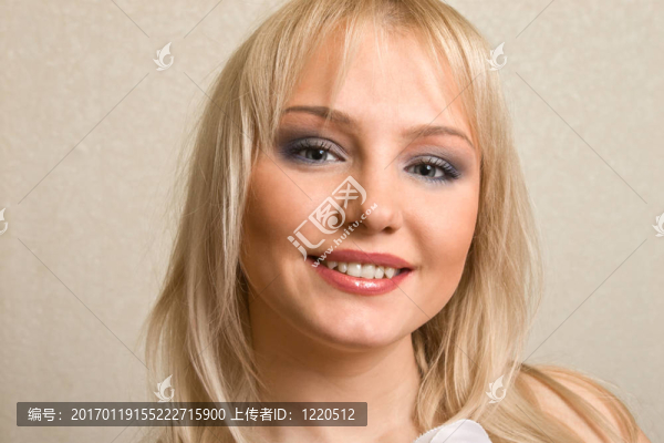 快樂(lè)的金發(fā)女孩