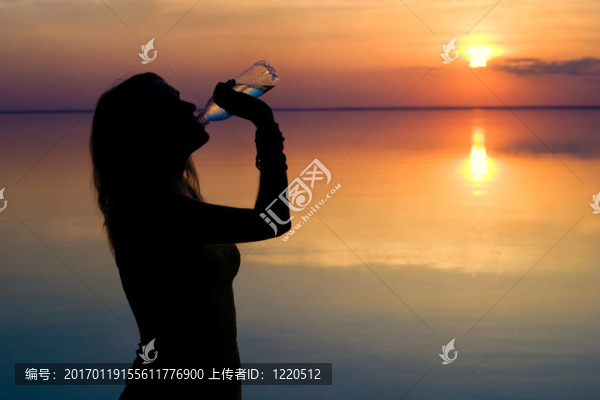 日落時(shí)的女人