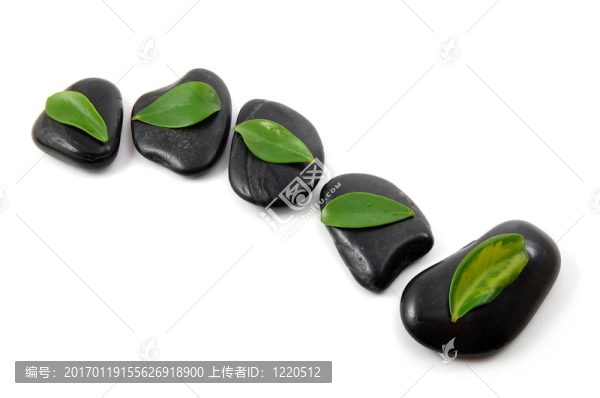 白色背景上的石頭