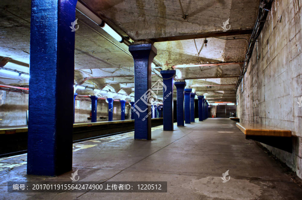 藍(lán)色的地鐵站