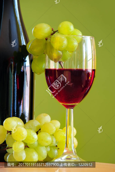 與葡萄串味的紅葡萄酒