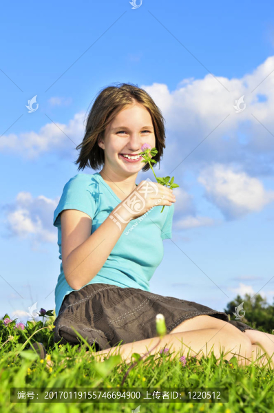坐在草地上的年輕女孩